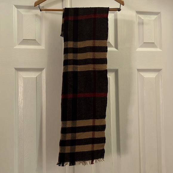 Burberry Signature Check Print Wool Scarf - Reversible - Picture 6 of 6